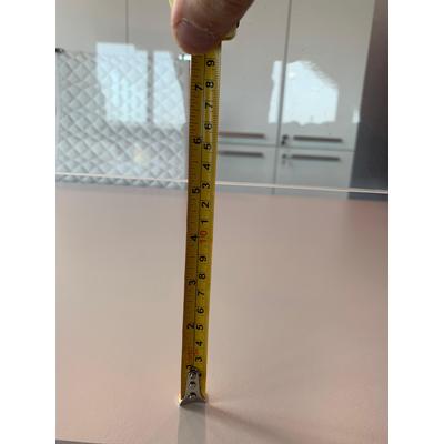  Regolazione massima  in altezza di 13cm tra piano e plexiglass 