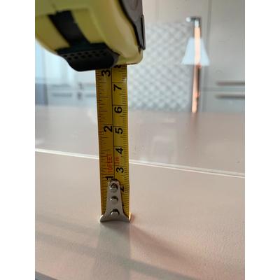  Regolazione minima  in altezza di 3cm tra piano e plexiglass 